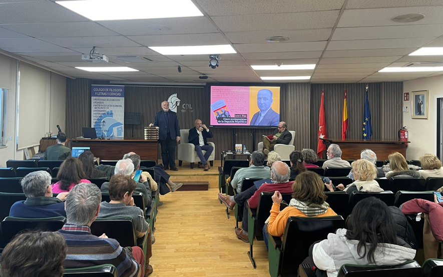 El decano del Colegio, Amador Sánchez, durante la apertura del acto ante el auditorio del salón de actos.

