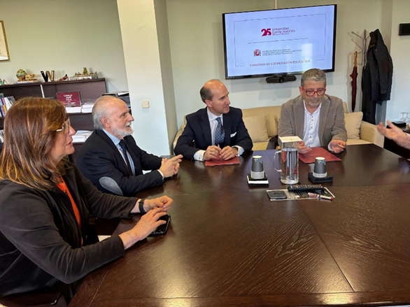 Representantes del CDL y la UCJC tras la firma del convenio de cooperación educativa.

